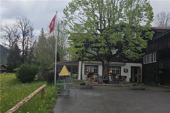 Als Dank erhielt die Tenne von einem Gast eine intakte Fahne zugeschickt.