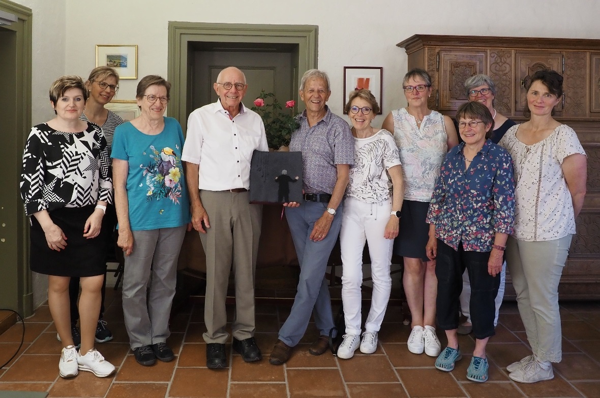 Als Erinnerungsgeschenk wurde Klaus Burkhalter ein Album mit selbst gefilztem Einband und ein Rosenstock überreicht. Das ganze Helferteam mit dem Jubilar: Manuela Radon, Marlies Zimmermann, Sophie Jaggi, Präsident Ruedi Minnig, Klaus Burkhalter, Claudia Burkhalter, Eva Regli, Dorothea Eggen, Barbara Kissling (hinten) und Nicole Perren.