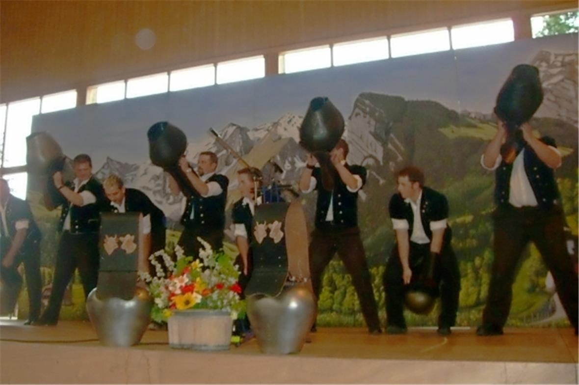 Als Gäste waren die Bergahorn-Treichler aus Eggiwil mit von der Partie.