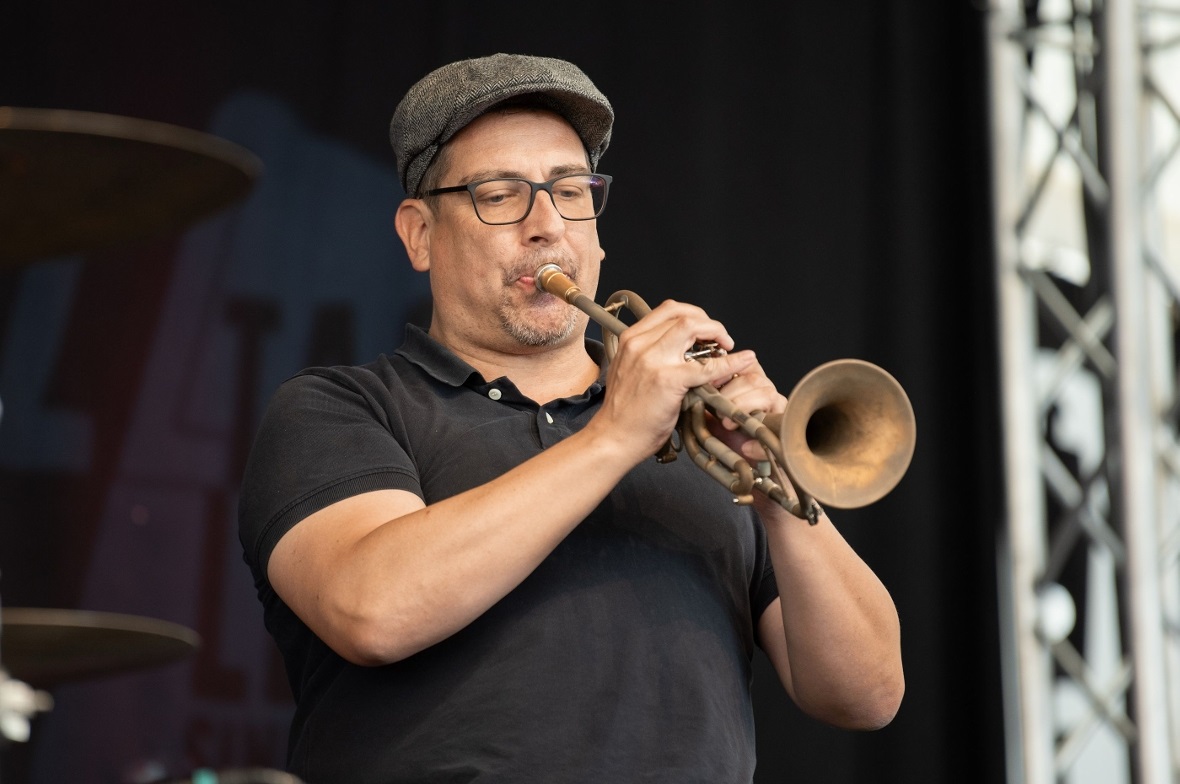 Als Gastmusiker mit auf der Bühne: Andreas Beer vom Veranstalter-Team.