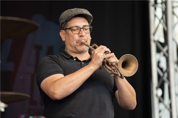 Als Gastmusiker mit auf der Bühne: Andreas Beer vom Veranstalter-Team.