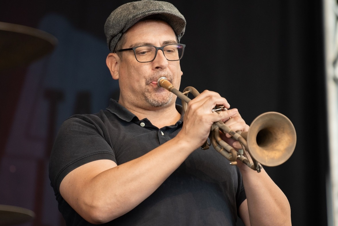 Als Gastmusiker mit auf der Bühne: Andreas Beer vom Veranstalter-Team.