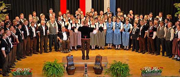 Als Höhepunkt des Jodlertreffens der Gesamtchor auf der Bühne des Lötschbergsaals unter der Leitung von Thomas Bachofner.