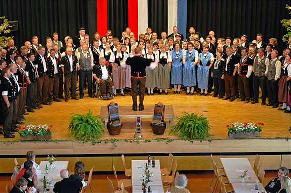 Als Höhepunkt des Jodlertreffens der Gesamtchor auf der Bühne des Lötschbergsaal...