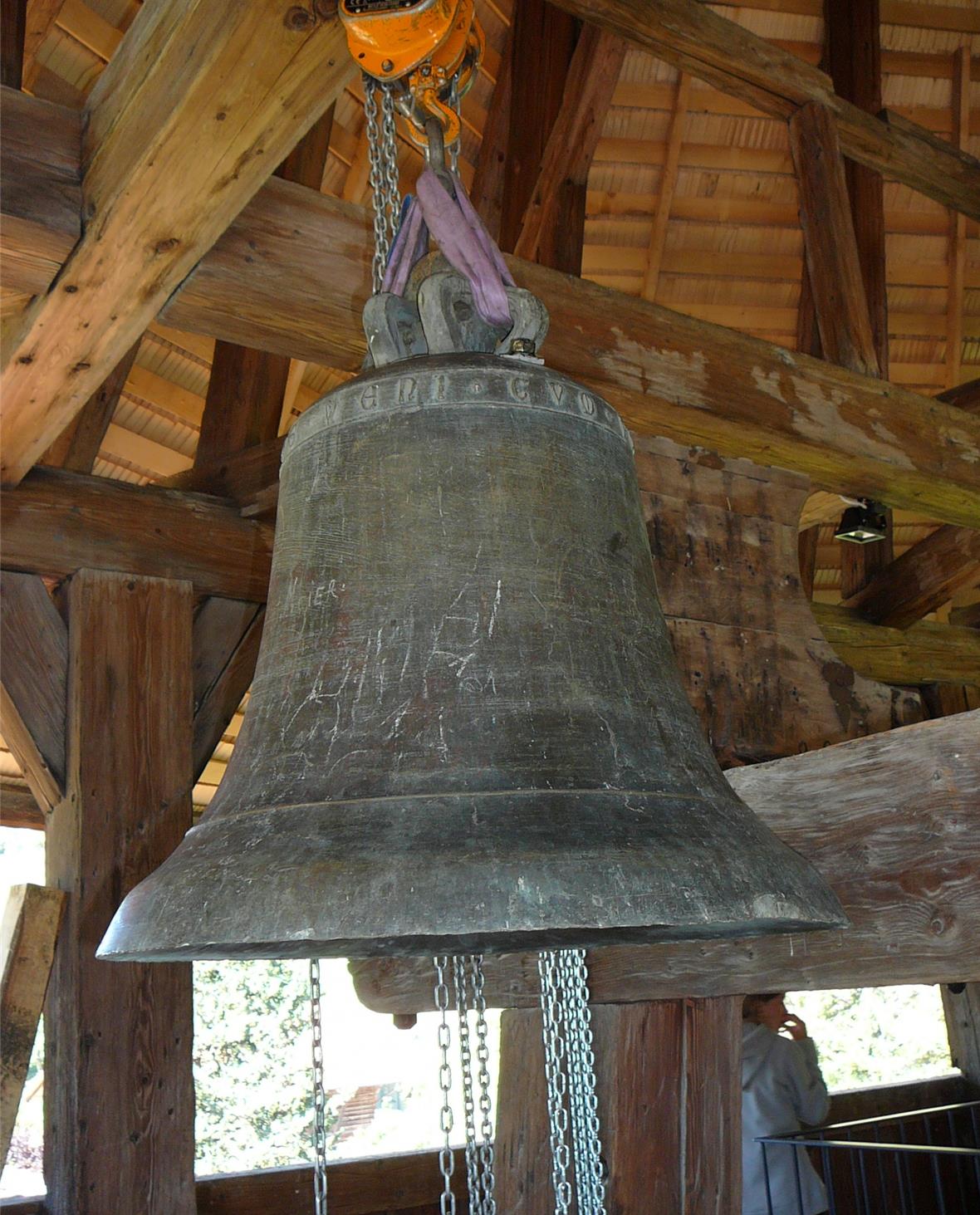 Als Kolumbus unterwegs war hat diese Glocke zum ersten Mal in Erlenbach zum Gottesdienst geläutet. Wie viele hundert Jahre wird sie unter diesem neuen Dach noch läuten dürfen?