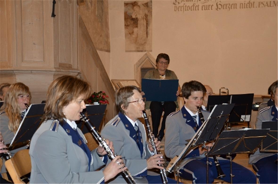 Als Märlitante erzählte Elsbeth Zeller die Geschichte «Peter und der Wolf». Bläserinnen und Bläser machten musikalische Bilder daraus.