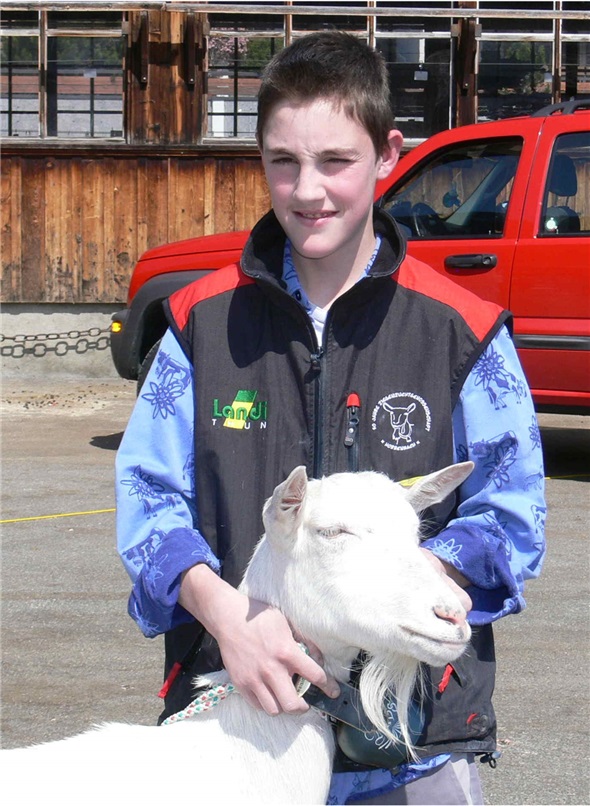 Als Miss Obersimmental unter den Saanenziegen bekommt Diana besondere Streicheleinheiten. Toni Kneubühl, der Bauerlehrling aus Uetendorf ist ihr stolzer Besitzer.