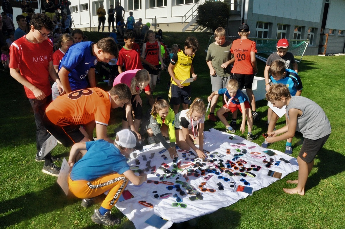 Als Preis für das Spielturnier gabe es für alle Sonnenbrillen: Welche passt am b...