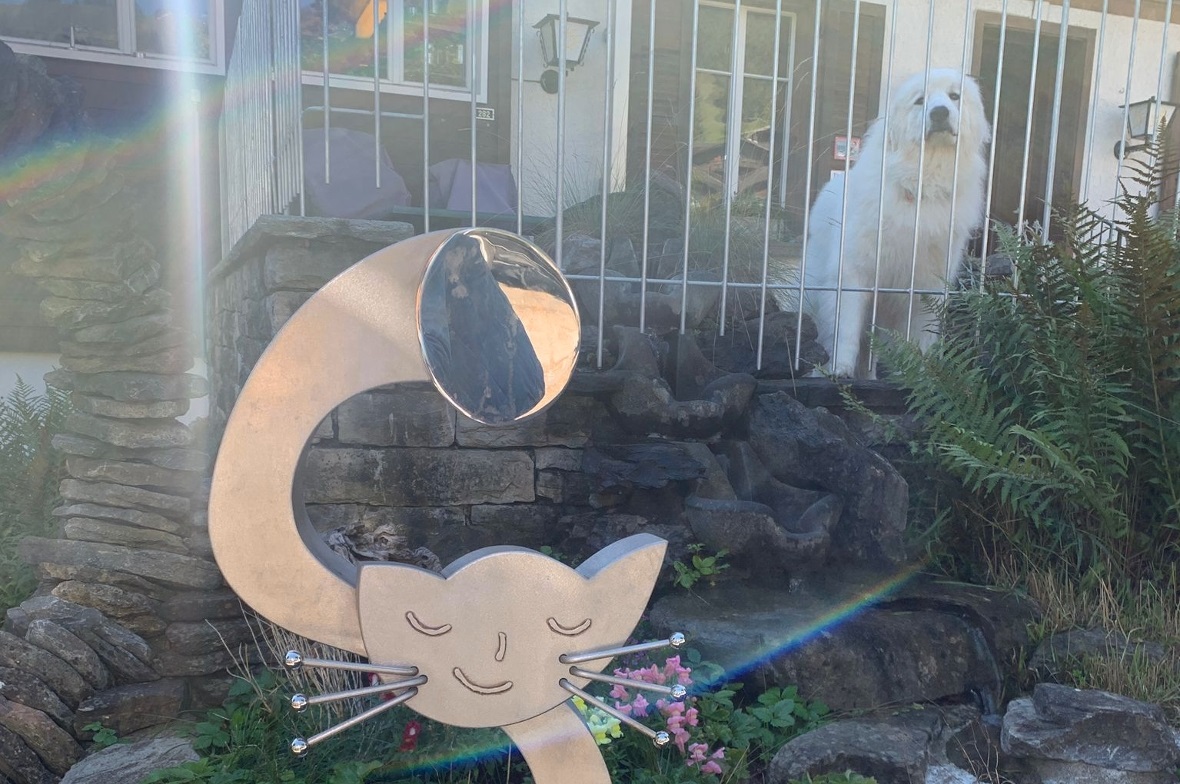 Als Teil der Skulpturenstrasse Zweisimmen begeisterte diese Katze, geschaffen vom Berner Künstler Housi Knecht, neben den vorbeilaufenden Menschen offensichtlich auch den Vierbeiner im Hintergrund.