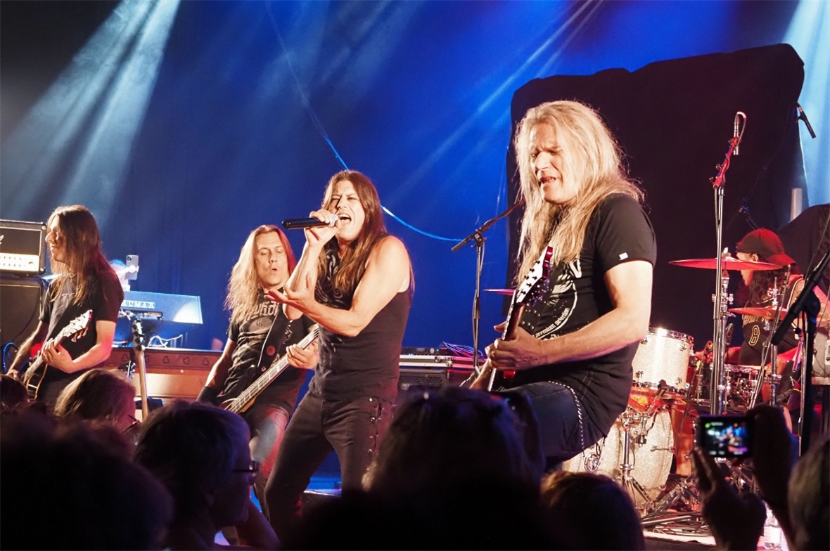 Als Vorband von Gottard heizte Shakra das Hardrock-begeisterte Publikum ein.