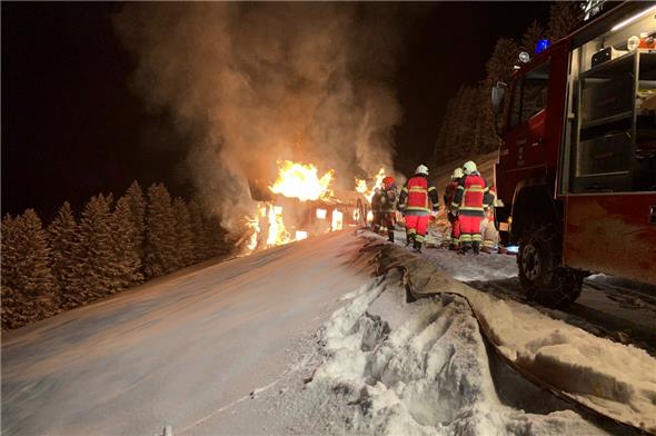 Als die umgehend ausgerückten Einsatzkräfte vor Ort eintrafen, stand das Gebäude bereits in Vollbrand.