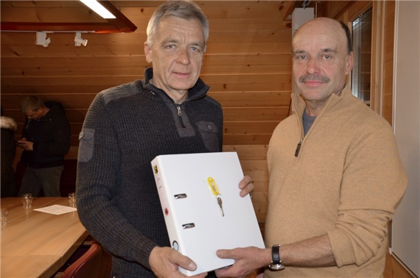 Als neuer Chef RFO behändigt Roland Buchs (links) den Kommandoordner und den Schlüssel zum unterirdischen Kommandoraum vom abtretenden Heinz Rufener.