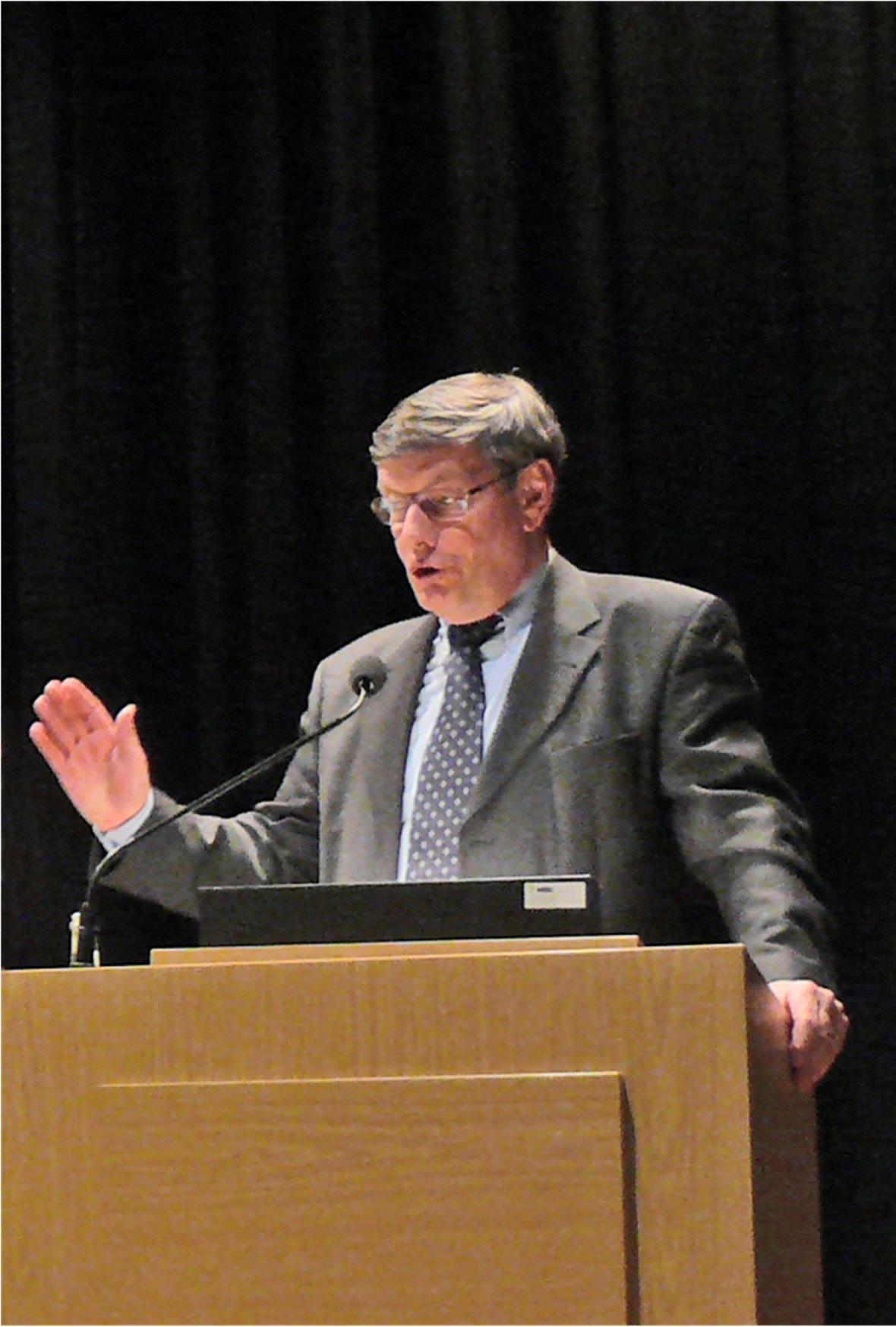 Alt Botschafter Willy-Benz Jaggi führte als Moderator durch den Abend.