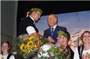 Alt-Bundesrat Adolf Ogi gratulierte und übergab dem Schwingerkönig einen Kristal...