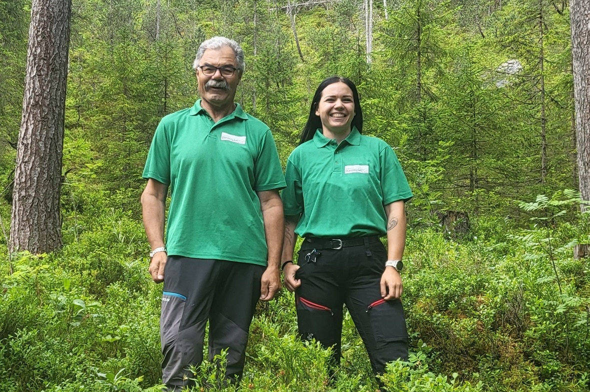 Alt-Förster Fritz Schneeberger gibt sein umfangreiches Wissen über Wald und Waldbesitzer im Diemtigtal an die junge Revierförsterin Kyra Pauli weiter.