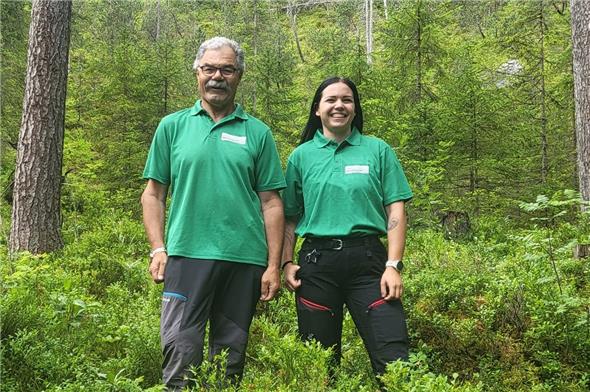 Alt-Förster Fritz Schneeberger gibt sein umfangreiches Wissen über Wald und Waldbesitzer im Diemtigtal an die junge Revierförsterin Kyra Pauli weiter.