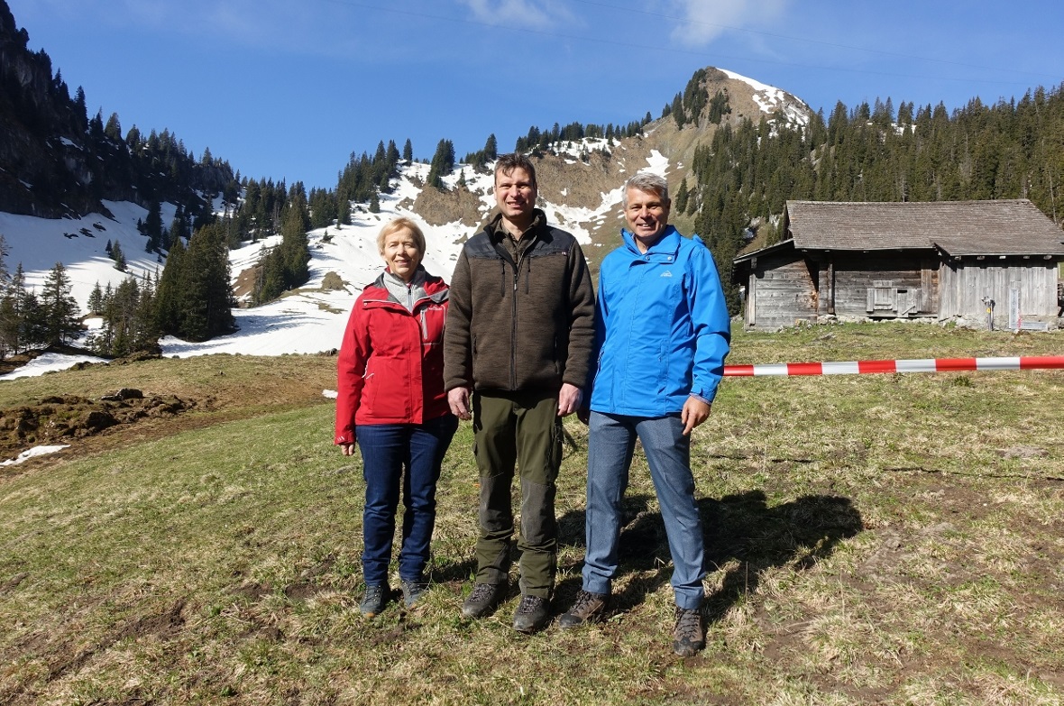 Alt Regierungsrätin Dora Andres freute sich mit Jagdinspektor Niklaus Blatter so...