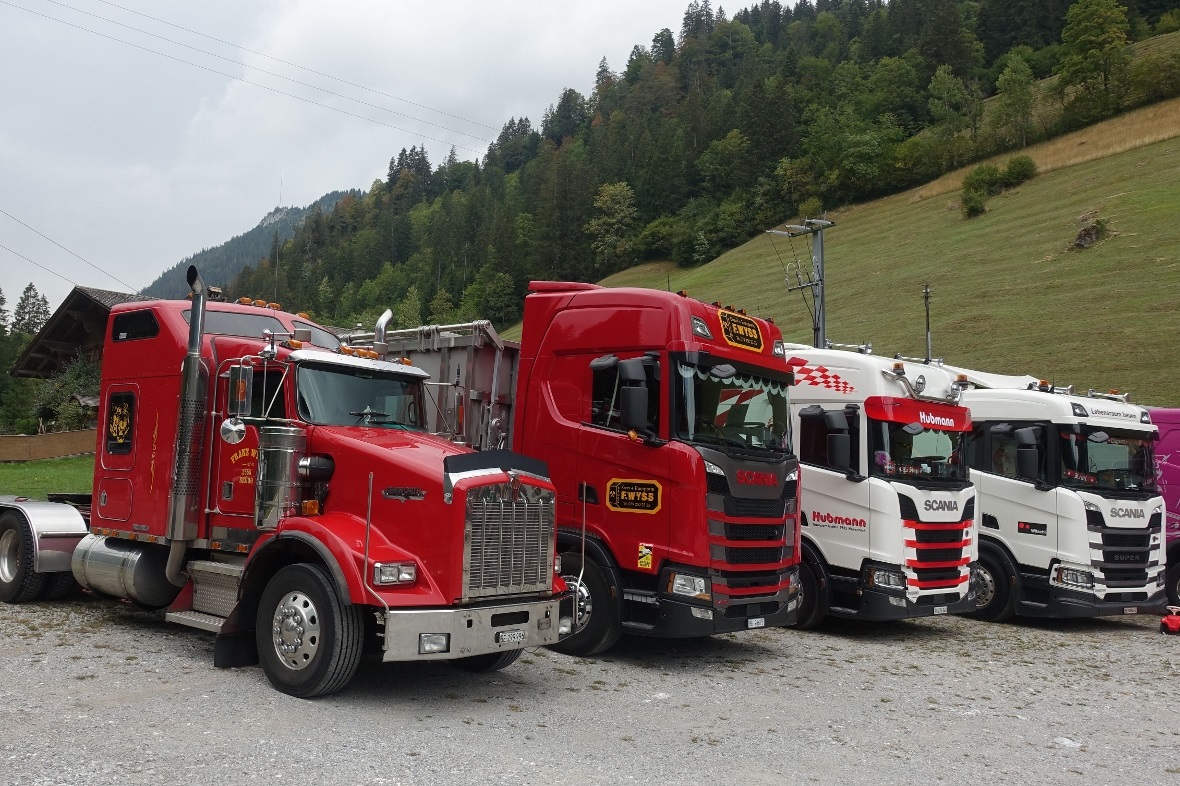 Alte und neue Trucks am Diemtigtaler Truck-Treff.