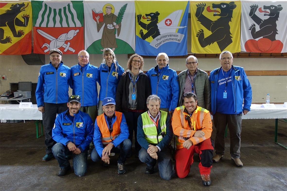 Alte und neue Vorstandsmitglieder des Huntervereins Obersimmental (hinten von li...