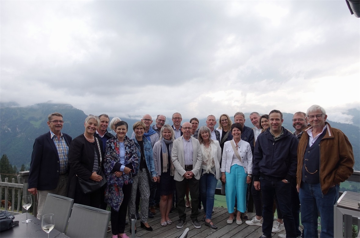 Letzter Akt zum 25-Jahr Jubiläum des Kiwanis Clubs Lenk-Simmental Am 4. September 2024 – genau 25 Jahre nach der Gründung – feierten die Mitglieder des Kiwanis Clubs Lenk-Simmental zusammen mit ihren Partnerinnen und Partnern das Jubiläum auf dem Bühlberg im kleinen, aber feinen Rahmen.