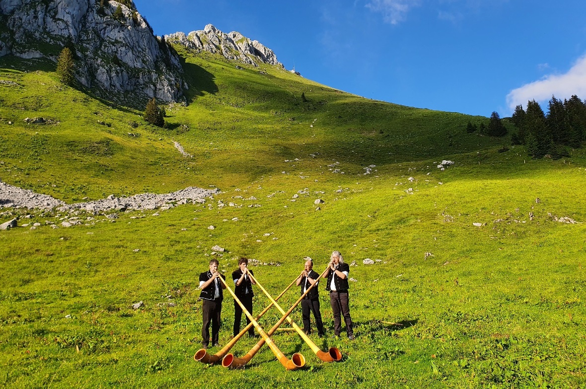 Am 4. und 5. Juli inszenierte die Alphorn-Gruppe «Alphorn Experience» mit Unterstützung der Stockhornbahn und der Oberstockenalp die Taufe ihrer neuen CD «Kühreihen», direkt unter dem Stockhorn. Und Besucher aus vielen Kantonen der Schweiz und dem angrenzenden Deutschland waren zu dem Ereignis angereist.