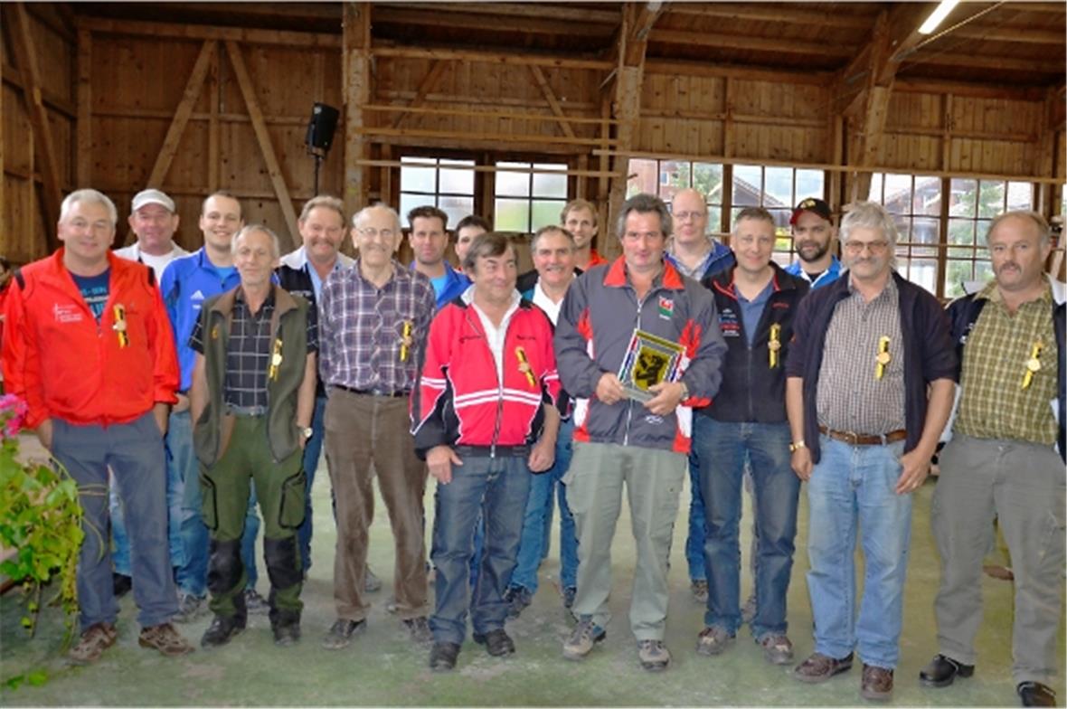 Am 79. Mannenbergschiessen erzielten 18 Schützen das Maximum von 40 Punkten. Als Tagessieger war Peter Schweingruber, in der Mitte mit der Wappenscheibe, in der Serie mit einem 99er am nächsten beim Zentrum.