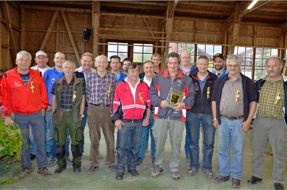 Am 79. Mannenbergschiessen erzielten 18 Schützen das Maximum von 40 Punkten. Als Tagessieger war Peter Schweingruber, in der Mitte mit der Wappenscheibe, in der Serie mit einem 99er am nächsten beim Zentrum.