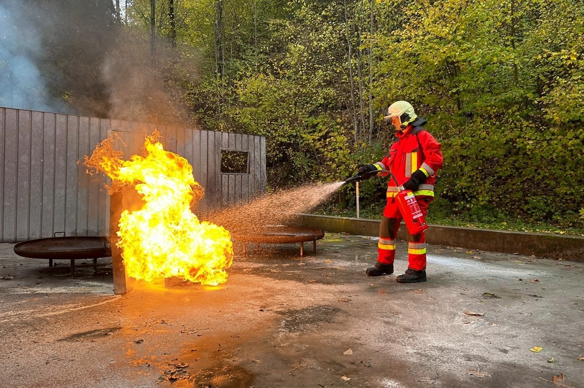 Für den Ernstfall gut trainiert Am Brandhaus Zweisimmen konnte mit unterschiedlichen Mitteln der Brandbekämpfung geübt werden.