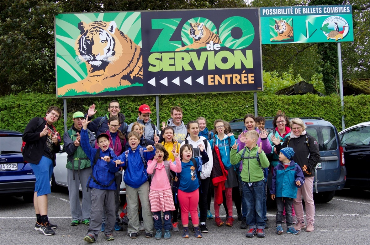 Am Eingang des Zoos Servion.