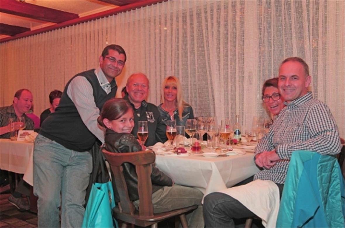 Am Eröffnungstag mit ilustren Gästen im neuen Restaurant.