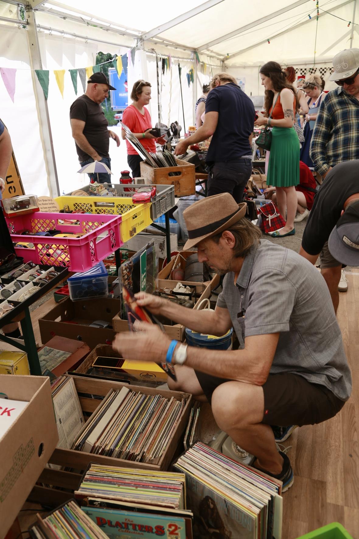 Am Flohmarkt im Tanz Zelt