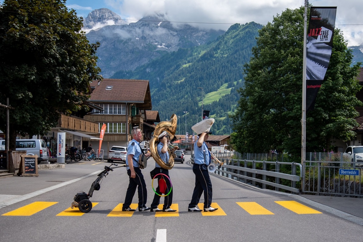 Am Freitag unterhielt die Jazz Polizei an diversen Standorten im Dorf und sorgte...