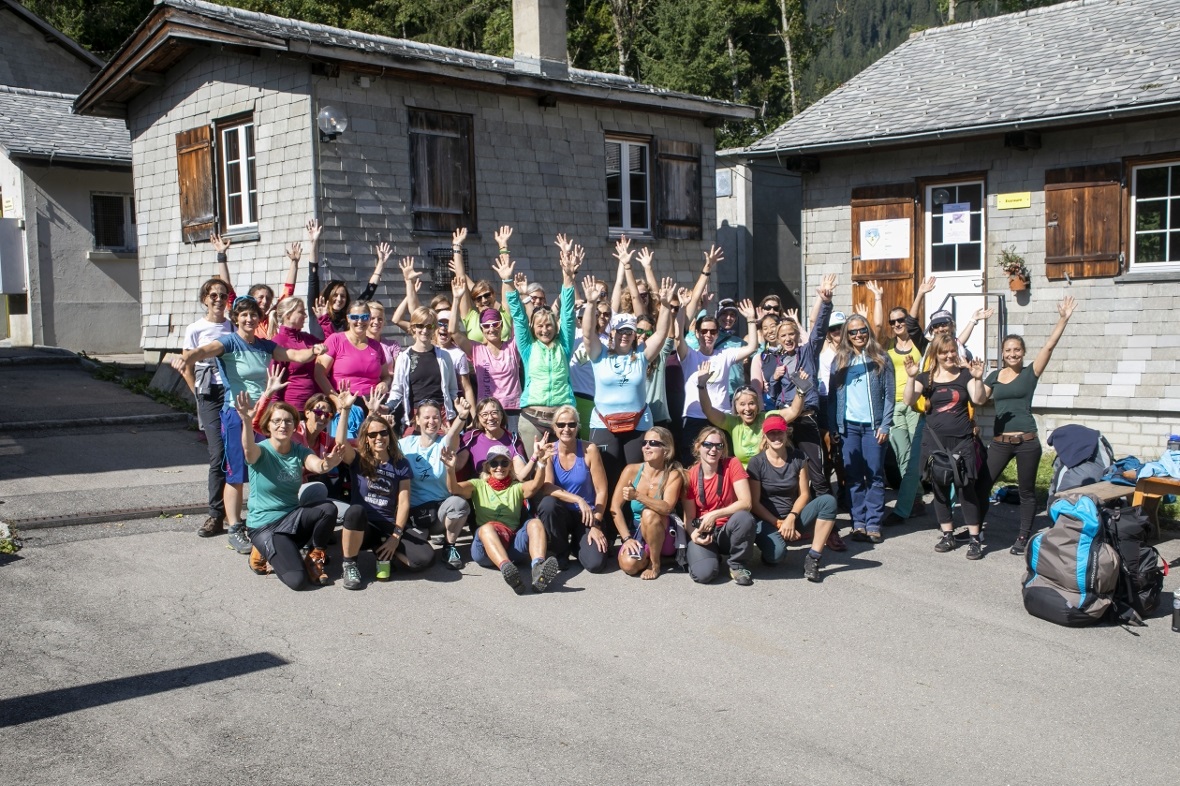 Am Freitag waren schon recht viele Frauen vor Ort um die ersten Flüge in Angriff...