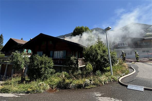 Am Freitagmorgen ist auf dem Dach eines Ferienhauses an der Lenk im Simmental ein Brand ausgebrochen.