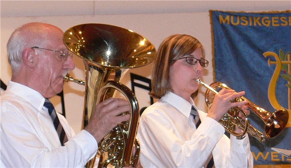 Am Jahreskonzert der Musikgesellschaft Zweisimmen begeisterten als Solisten Ehrenveteran Fritz Bösiger und Corinne Bächler.
