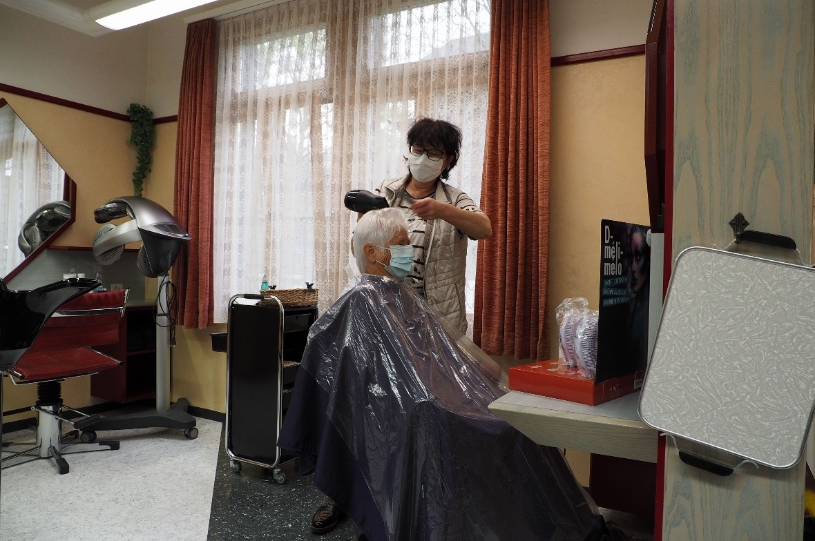 Am Montag durften Haare geschnitten werden. Wenn der Abstand zu klein ist, müssen Stühle leer bleiben (hinten). Masken schützen gegen die Virenübertragung.