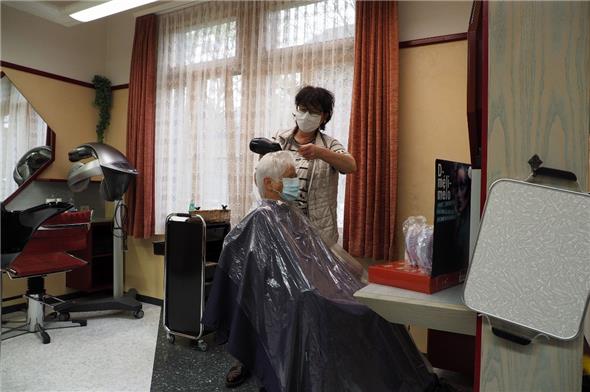 Am Montag durften Haare geschnitten werden. Wenn der Abstand zu klein ist, müssen Stühle leer bleiben (hinten). Masken schützen gegen die Virenübertragung.