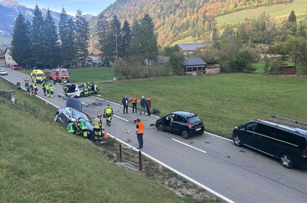Am Montagabend kam es in Weissenbach zunächst zu einer seitlichen Kollision zwischen zwei Autos und in der Folge zu weiteren Kollisionen, darunter einer seitlichen Frontalkollision.