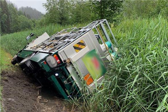 Am Montagmittag ist in Zweisimmen ein Lastwagen von der Strasse abgekommen und in einen Bach gekippt.