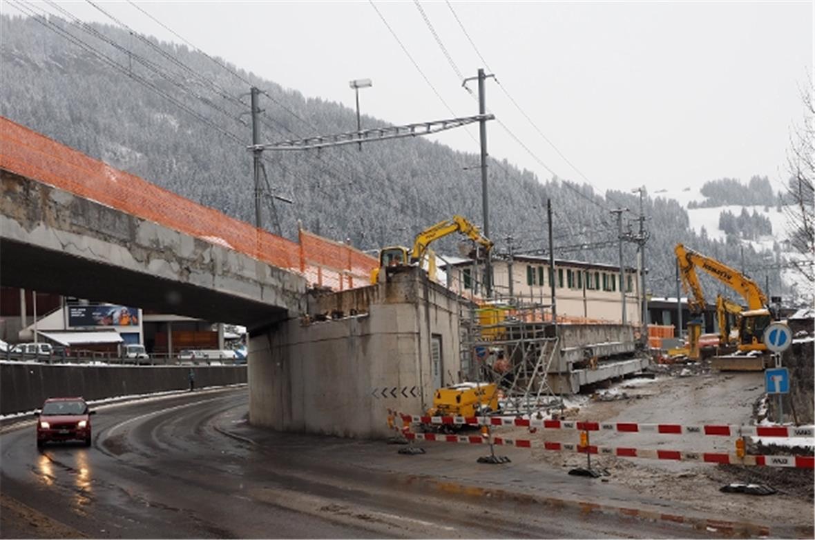 Am Morgen danach: Die halbe Brücke ist weg, die Beton-Elemente liegen neben Bahn...