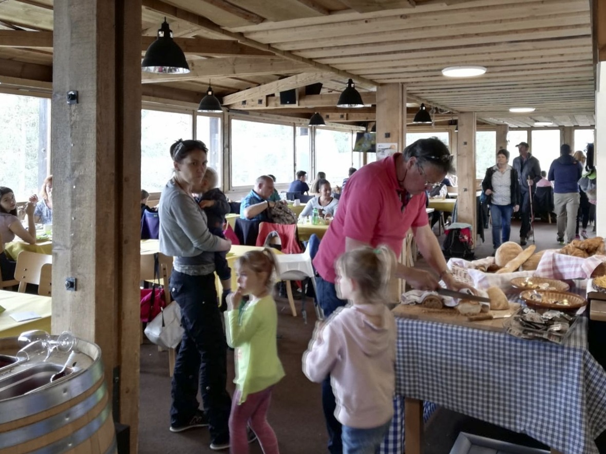 Am Osterbrunch in der Snow Beach Lodge