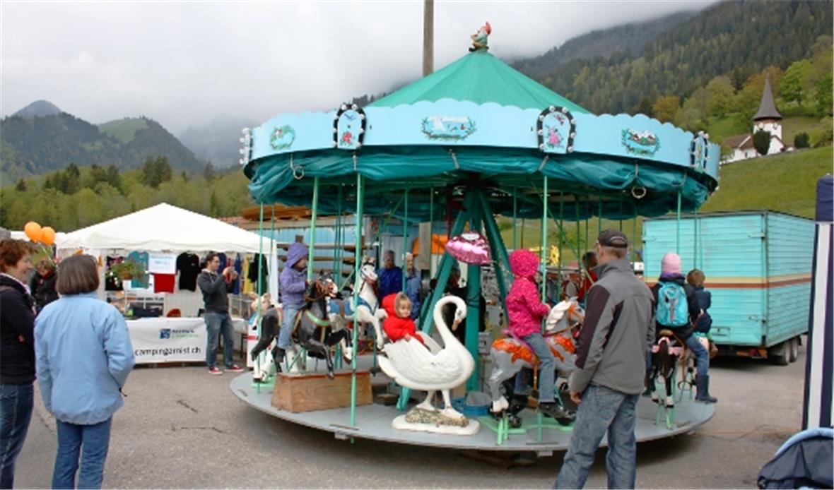 Am Rösslispiel fanden die vielen Kinder Gefallen.