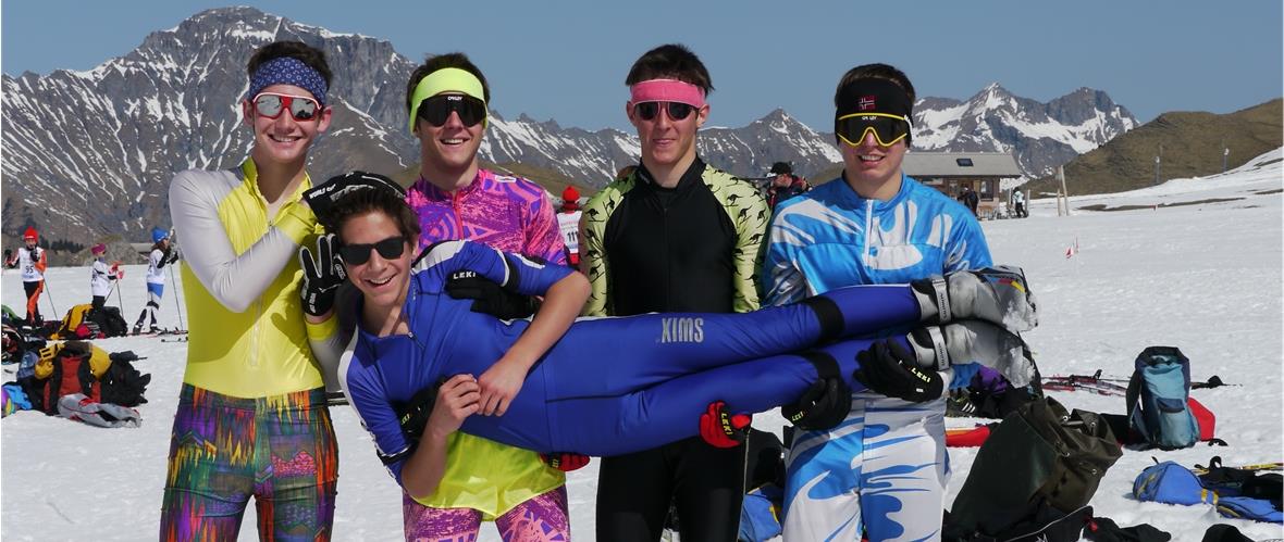 Am Saison Finale auf der Engstligenalp waren die Zweisimmer Junioren im schnellen Retro Look eine Augenweide. Lukas Kurt, Reto und Simon Hammer, David Zeller und magisch schwebend Daniel Sumi.