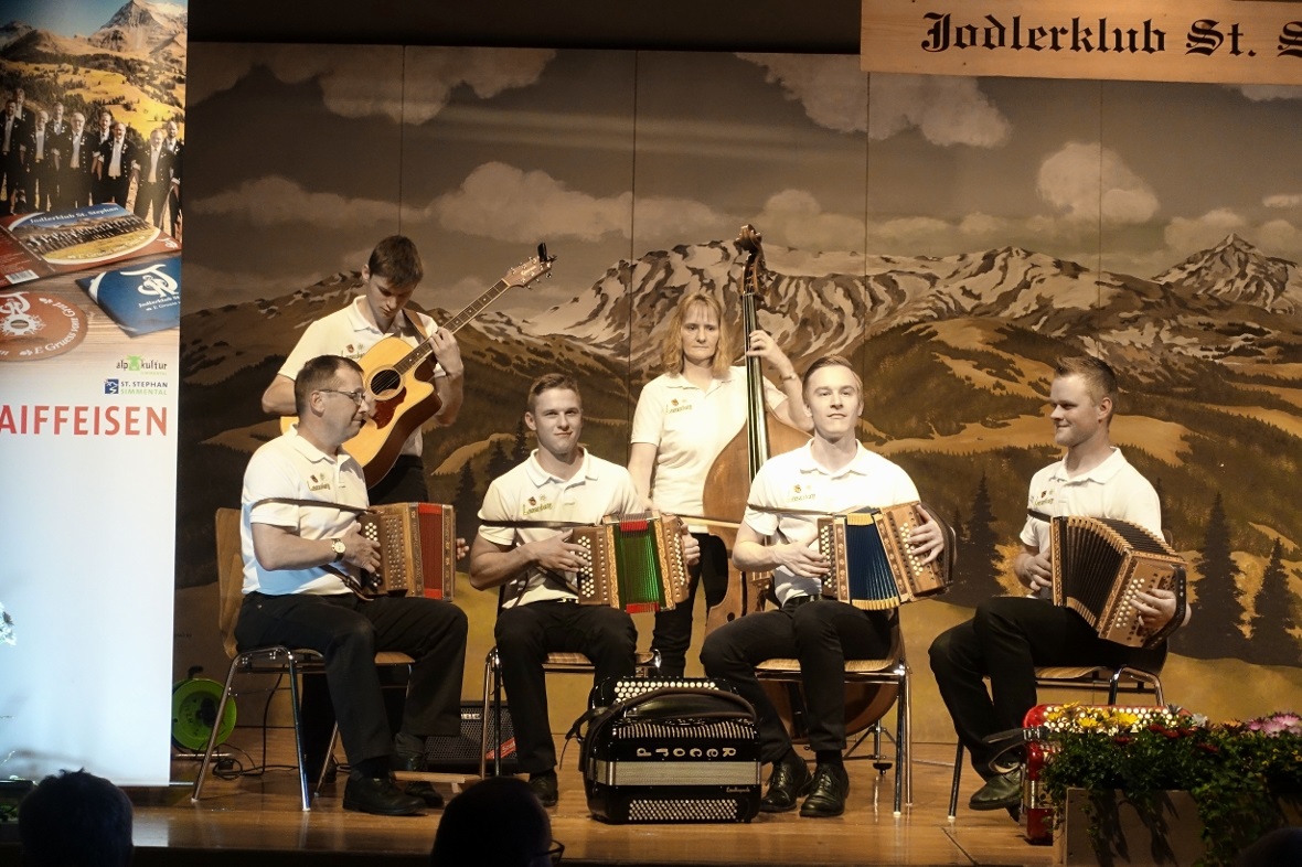 Am Samstag eröffnete die Erlenbacher Familienmusik Lasenberg den Abend.