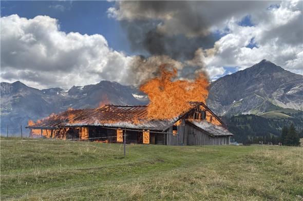 Am Sonntagmittag ist eine Alphütte in Feutersoey in Brand geraten und vollständig niedergebrannt.
