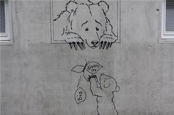 Am Sonntagmorgen war die Badi Zweisimmen plötzlich mit diesem Kunstwerk geschmückt. Stammt es von Banksy, wurde heiss diskutiert.