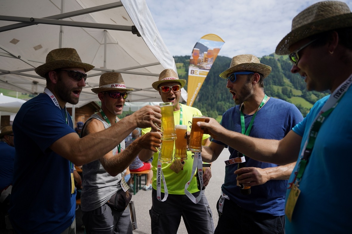 Am Stand der Bieraria Tschlin herrschte reges Treiben: Für die einen Wanderer, w...