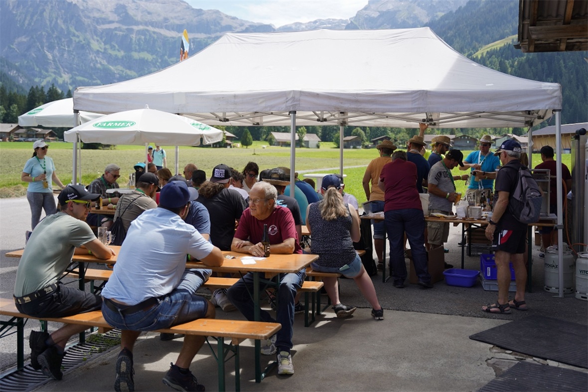 Am Stand der Bieraria Tschlin herrschte reges Treiben: Für die einen Wanderer, w...
