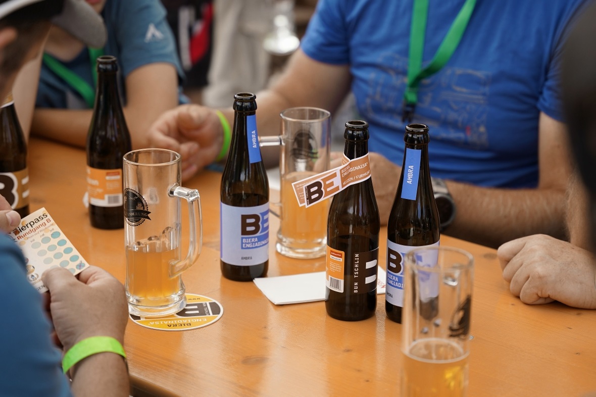 Am Stand der Bieraria Tschlin herrschte reges Treiben: Für die einen Wanderer, w...
