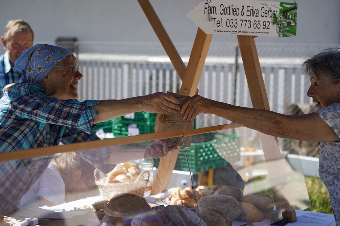 Am Stand von Gottlieb und Erika Gerber wechselten auch Brot und Zopf den Besitze...
